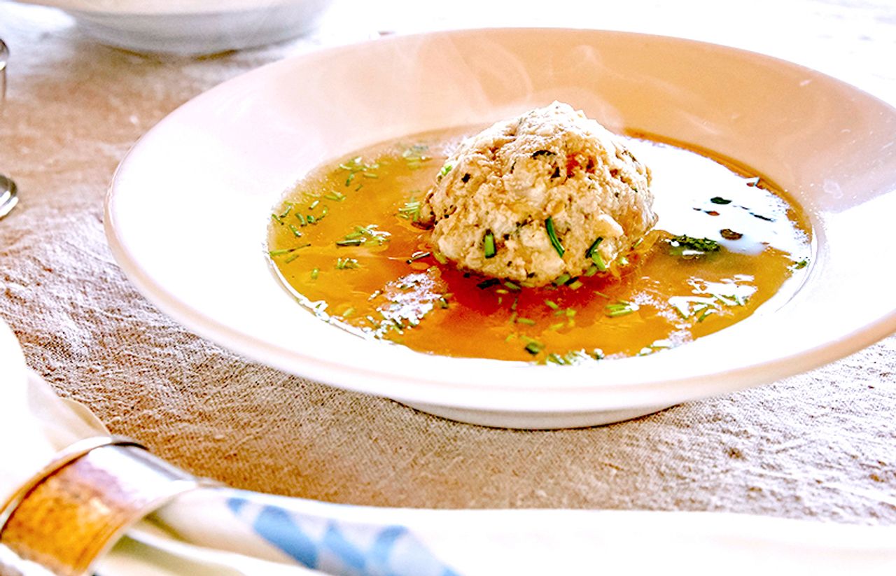 Wie Bekomme Ich Fett Aus Der Suppe Bayerische Leberknödelsuppe - Rezept - SZ Magazin