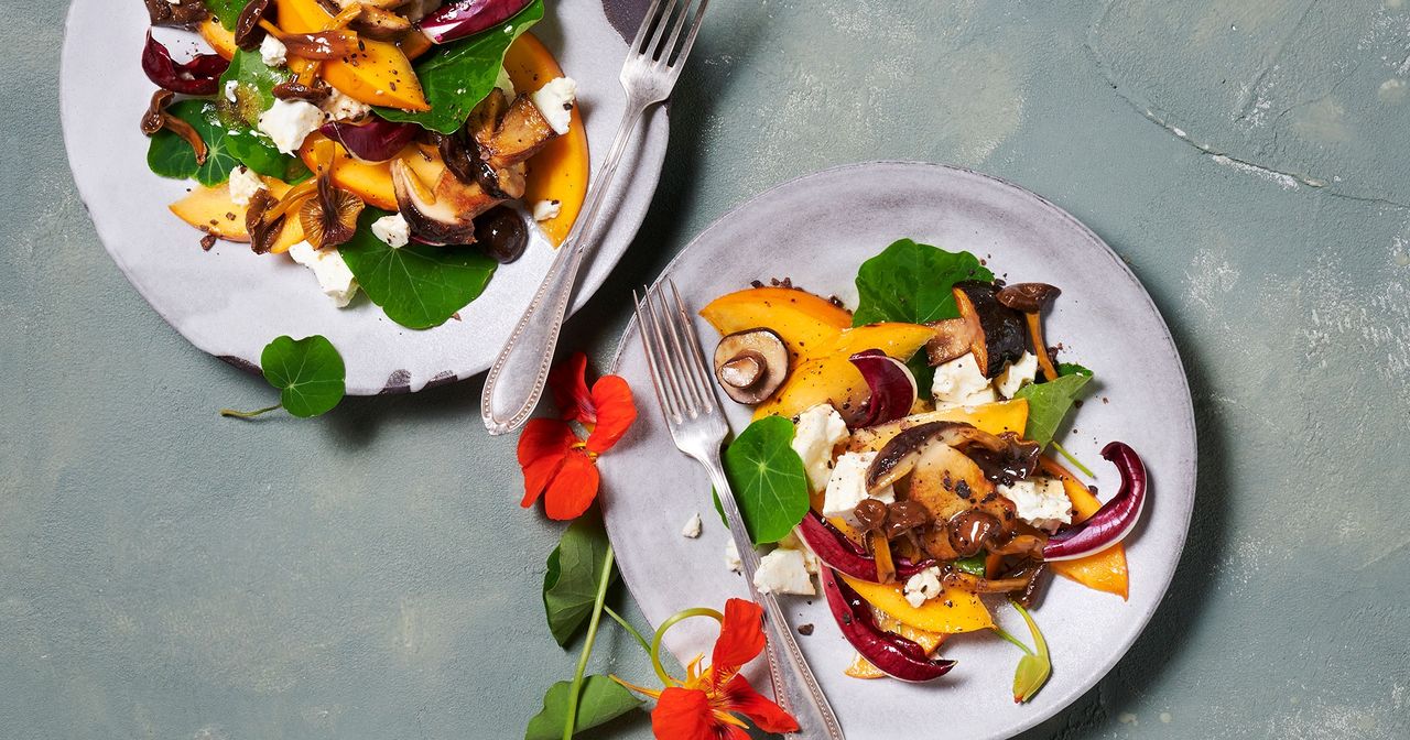 Salat mit marinierter Persimon-Kaki, Pilzen und Schafskäse - SZ Magazin