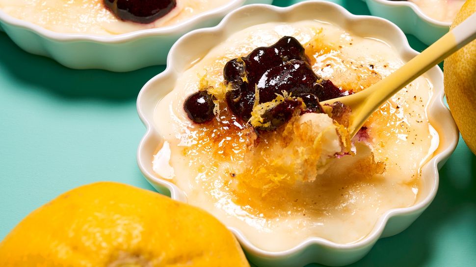 Käse-Crème-Brûlée mit Heidelbeeren und Bergamotte – Das Rezept - SZ Magazin